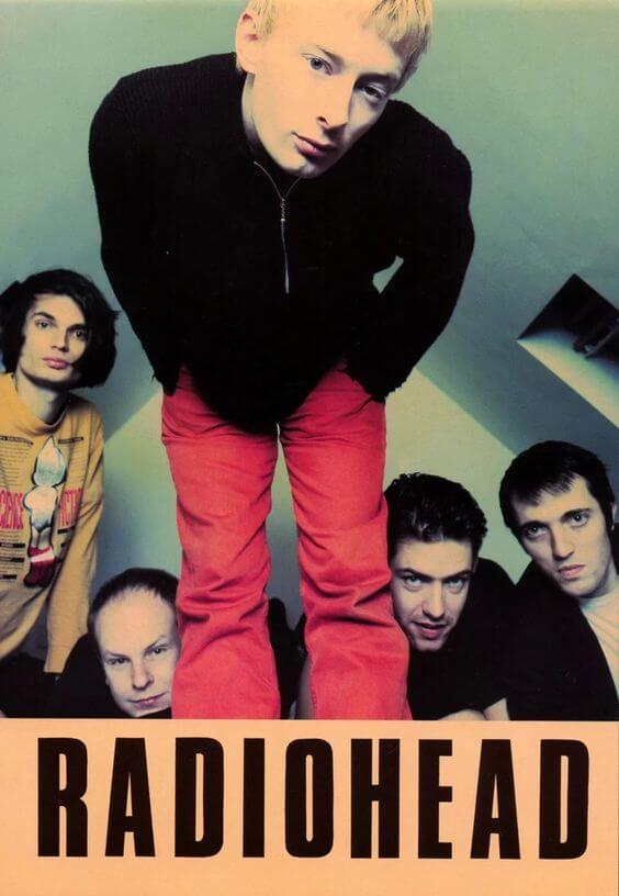 Thom al frente y la banda por detras